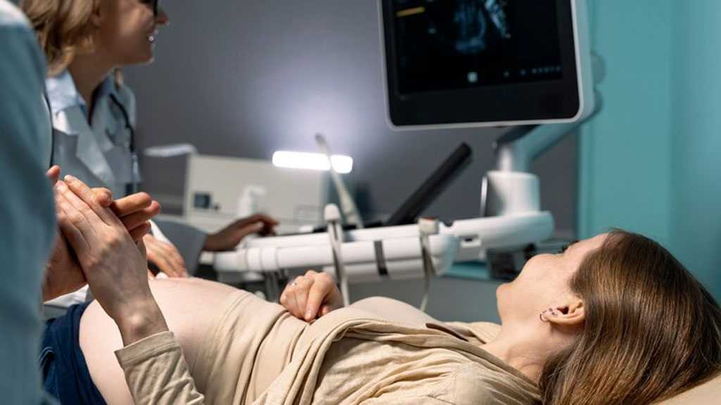 Patient receiving an ultrasound examination during pregnancy care